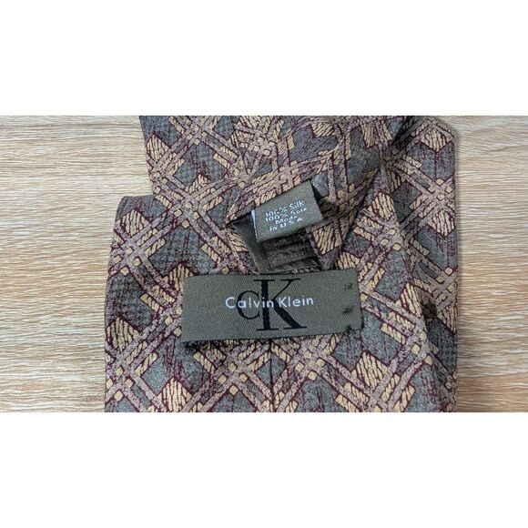 Calvin Klein Men’s Silk Necktie Made in USA Gray Burgundy Gold Geometric 3.75” - Picture 3 of 3